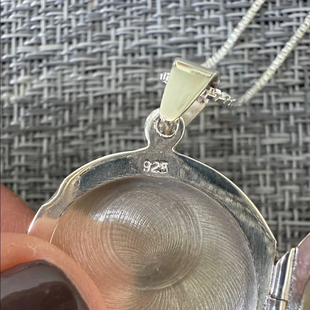 BNIB Sterling Silver Locket Necklace With 17” Box Chain - Picture 3 of 3